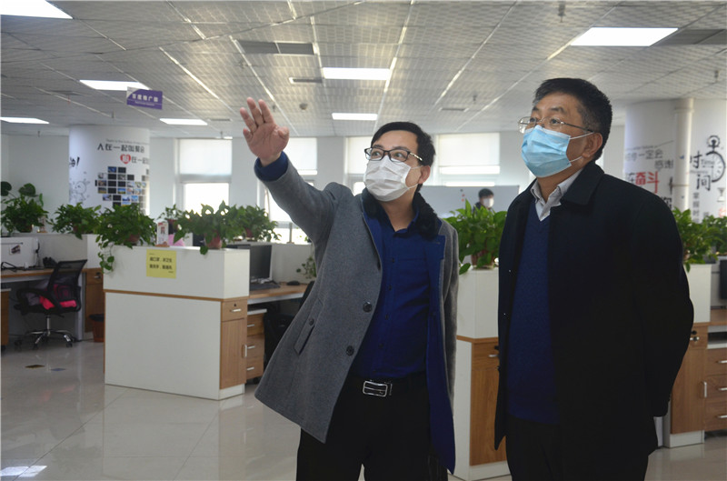 中共安陽市委統(tǒng)戰(zhàn)部副部長、市工商聯(lián)黨組書記郭洪俠一行調(diào)研安陽青峰防疫工作和復(fù)工復(fù)產(chǎn)情況